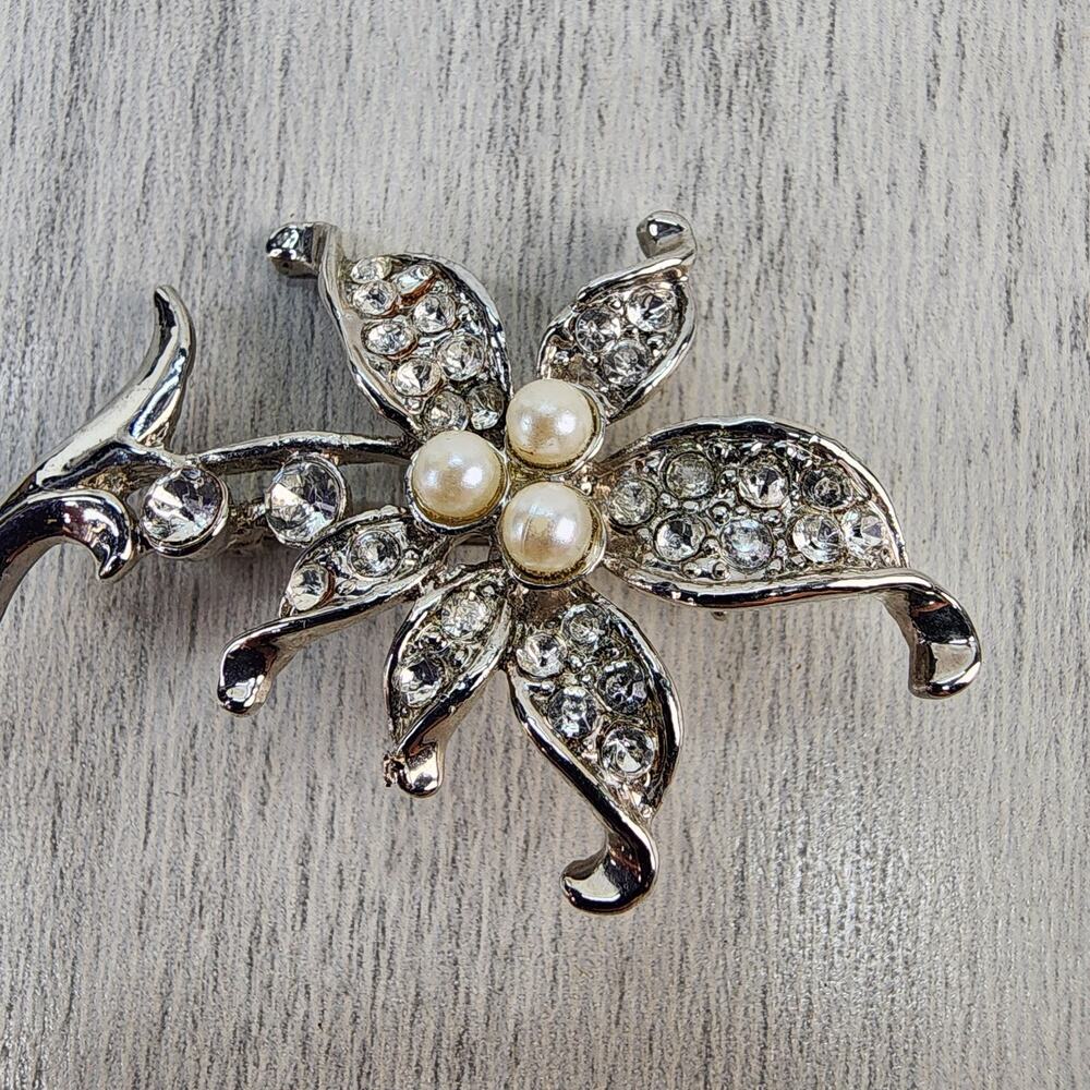 Vintage Daisy Floral Brooch Pin Silver Tone Clear Glass Gem Faux Pearl Scarf Pin - Picture 3 of 6